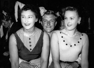 A night out in 1955 - picture by Leica Shots, a successful business in this era