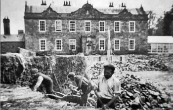 Work on constructing the gardens in 1910