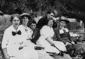 1906 picnic photographed by Francis de Faye