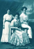 Constance Smith with bridesmaids, sisters Lily and Elsie, at her 1910 wedding to Jimmy Rimington