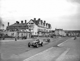 Prince Bira ahead of Reg Parnell