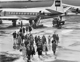 Passengers leave a Viscount in 1962 ...