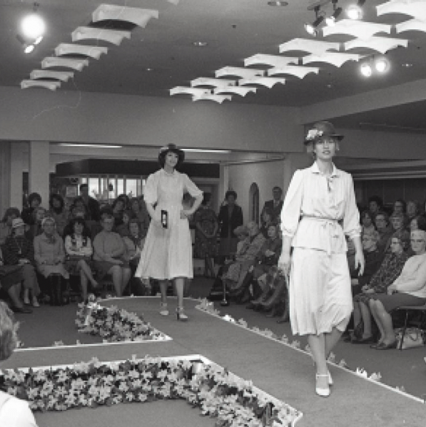 File:J25VoisinsFashionShow1979.png