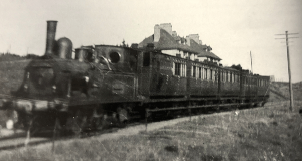 A train approaching Pontac from the east