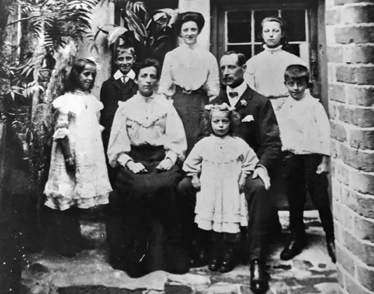 File:F19HolleyFamily1900.jpg
