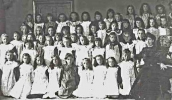Girls at Hilgrove School in 1903