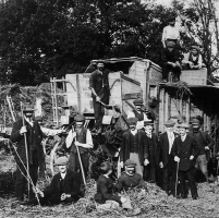 Le Cappelain threshing machine at Clairval in 1912