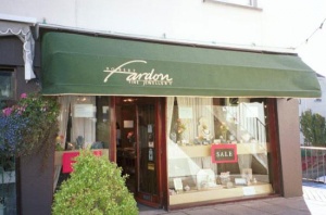 Robert Fardon Jewellery closing in Quennevais Precinct in 2000