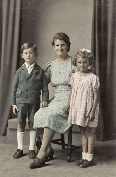 File:W17IrisBullen&Children.jpg