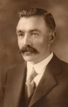 William Charles Murray was born in St Helier in 1871, the son of James Augustine (1842-1908) and Mary Ann, nee Maret (1844-1907).He married Ada Ellen Smith ((1874-1923) in Leicester in 1902 and they had six children