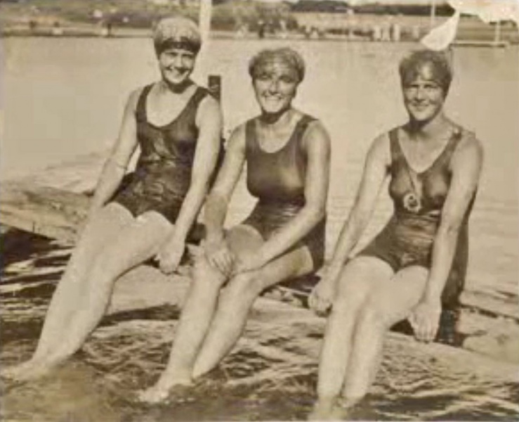 File:Arc15Swimmers.jpg