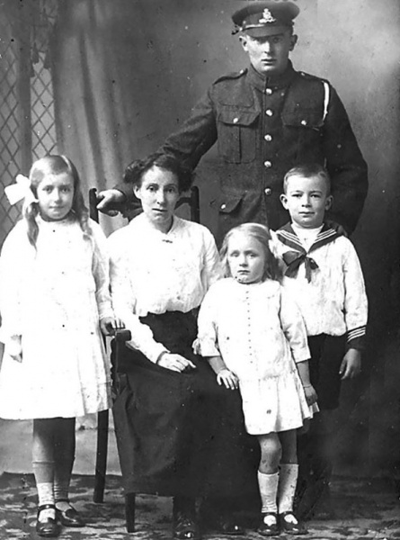 File:F20ErnestCanivet&Family.jpg