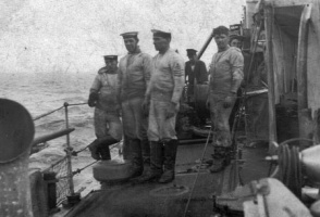 Walter Henry de Caen (centre) who died at sea in 1918.