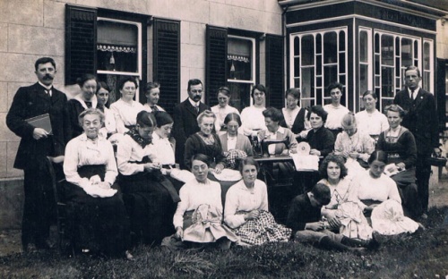 ... a picture taken at the same time, owned by Noel descendants. The boy leaning forwards in this picture is the father of the present owner of the photograph, who only recognised him when he saw the JEP version with the boy sitting upright