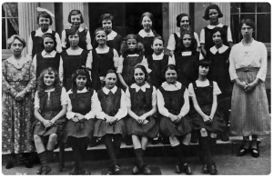 A class photograph in 1921