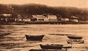 Hotels in a sparsely developed bay