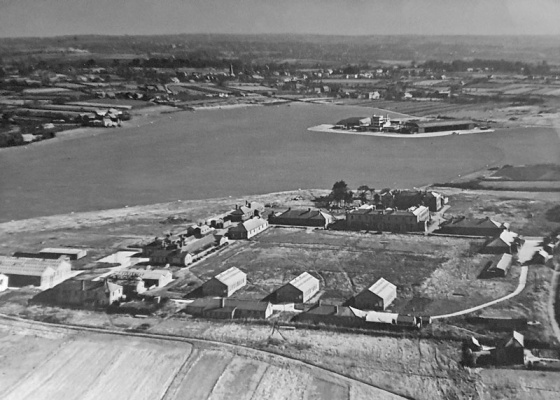 A 1946 aerial view of the barracks with the Airport behind