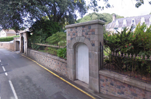 Little Grove, with pedestrian arch featuring de Gruchy arms