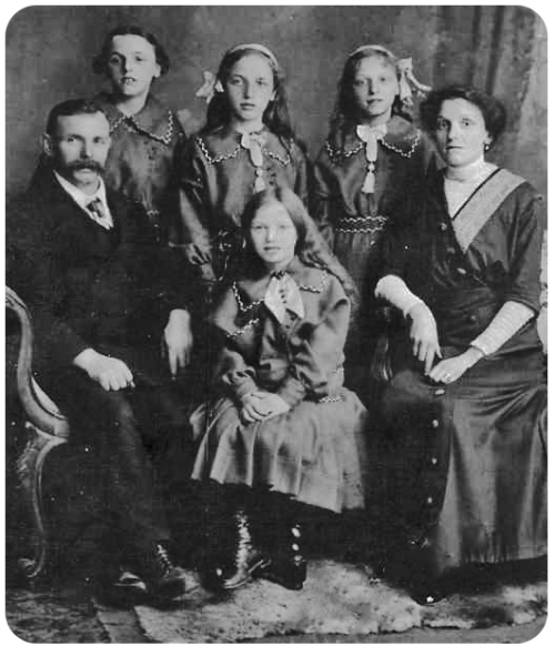 William Henry Beaugeard (1872-1953) and his wife Hilda Emily, nee Kent (1881-1926), with their daughters Lilian Violet, Wilma Marion, Valerie Millicent and Elsie