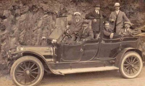 An early motorised taxi