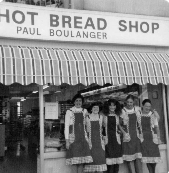 File:F19HotBreadShopQuennevais1978.jpg