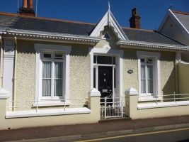 I'd forgotten just how far Oxford Road stretches, crossing Stopford Road, Byron Lane and St Mark's Road, before turning left to run parallel with them to Byron Road ...