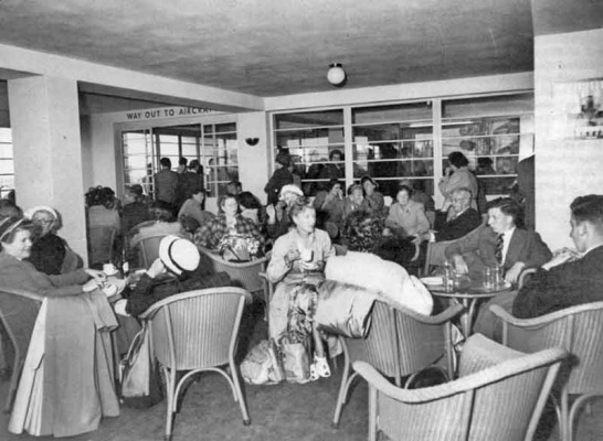 The airport lounge in 1958