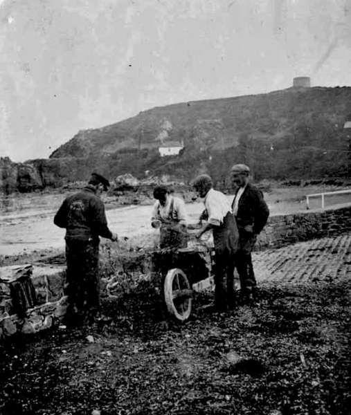 File:FishingNetsAnnePort1911.jpg