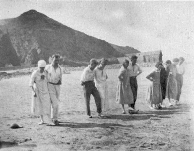 Three-legged race at Greve de Lecq