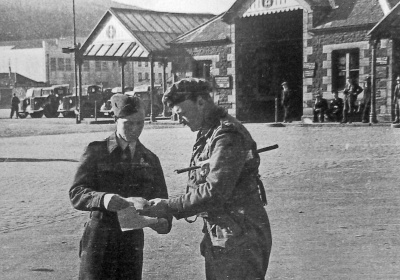 Colonel Robinson briefs a war correspondent