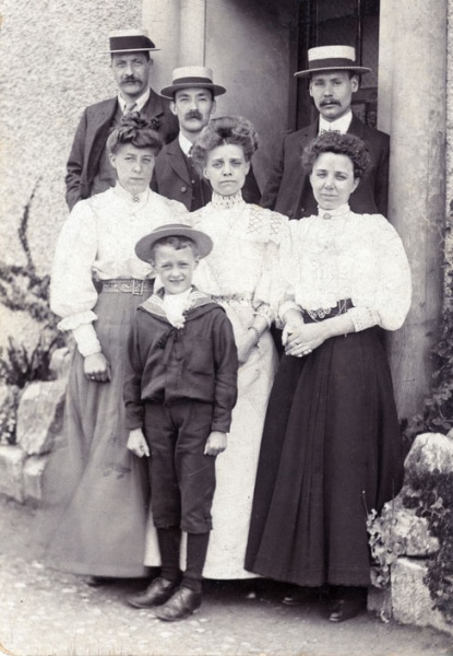 File:W17FamilyGroup1910.jpg