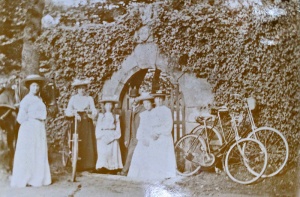 16-year-old Amelia Annie Benest was among these cyclists at Vinchelez in 1905