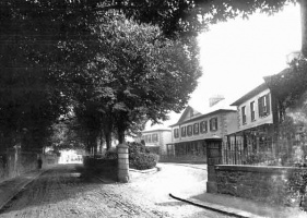 Windsor Crescent, Val Plaisant