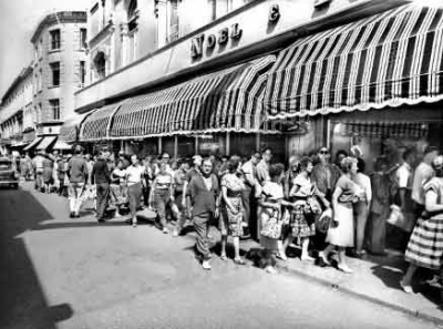 Another picture of a ticket queue