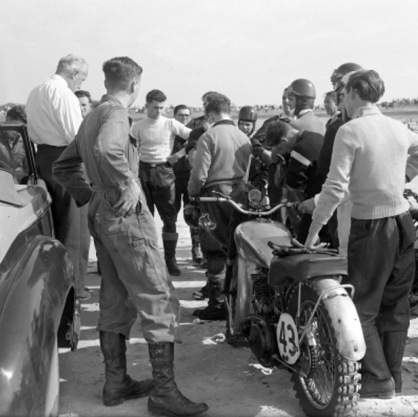File:J25SandRaceBriefing1956.jpg