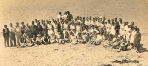 Guests from the Sandringham and Aberfeldy Hotels on the beach in 1930
