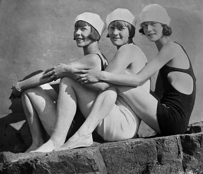 File:H25JSCLabeyAlbum1928ThreeBelles.png