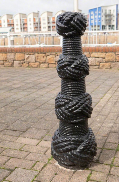 File:W22SculptureRopeBollard.jpg