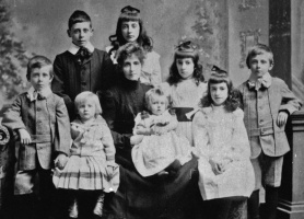 Le Dains in 1904, Harriet and her eight children