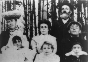 Malzard family in 1908. Charles Malzard, born in Jersey, with his wife and family in New Zealand