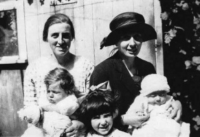Florence and Walter John Le Quesne with Hilda, Ruth and Frank Hubert in 1922