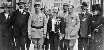 In a ceremony held in the French Consulate in July 1918 Sergeant Bastide receives a medal for bravery – he is outside in this picture standing to the right of Jersey’s French Consul Monsieur Jouve.
