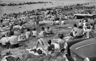 A 1961 crowd at St Ouen's Bay