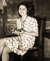 A picture which only emerged decades after the end of the war of Barbara Drouin with the family's crystal radio