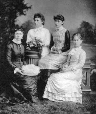 Vibert sisters photographed by Ernest Baudoux