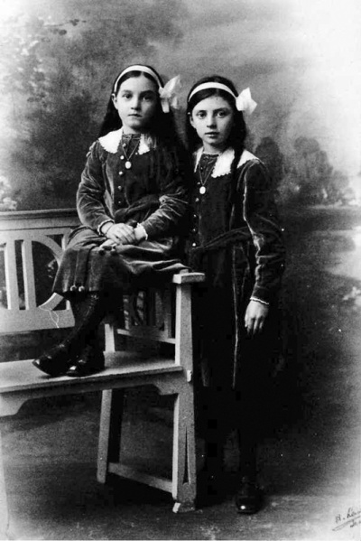 File:An23SybilLizzie&EdithMargueriteCabotTwins2.jpg