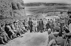 Norman Rybot addresses an outing to the castle by members of La Société Jersiaise in 1946