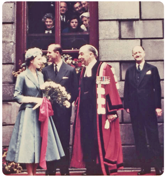 File:JoJo23QueenVisit1957.png