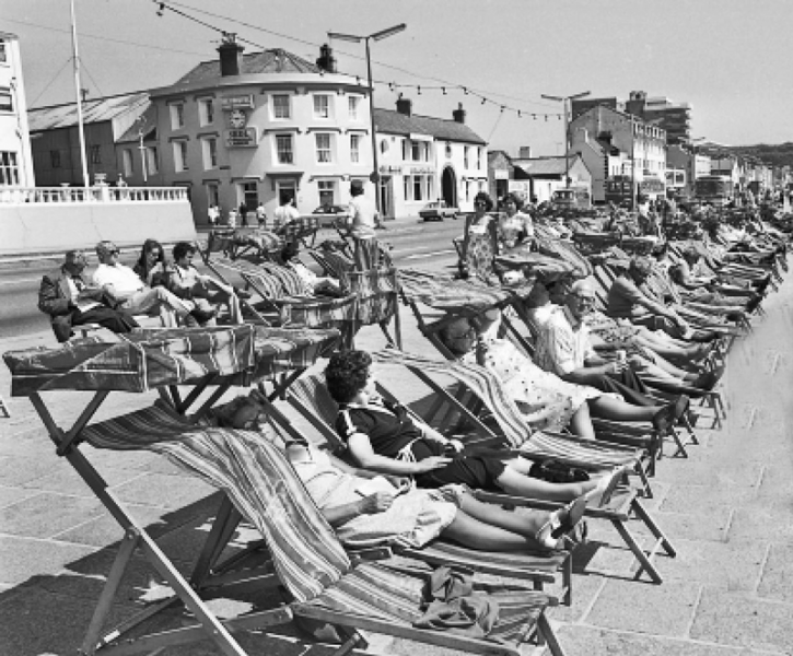 File:J25EsplanadeDeckchairs1978.png