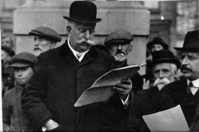 The Royal Court Denunciateur J.A. Balleine promulgates Jersey’s Military Service Act in March 1917 by reading out in the Royal Square – from that time forward men from the ages of 18 to 42 could be called up for compulsory military service.